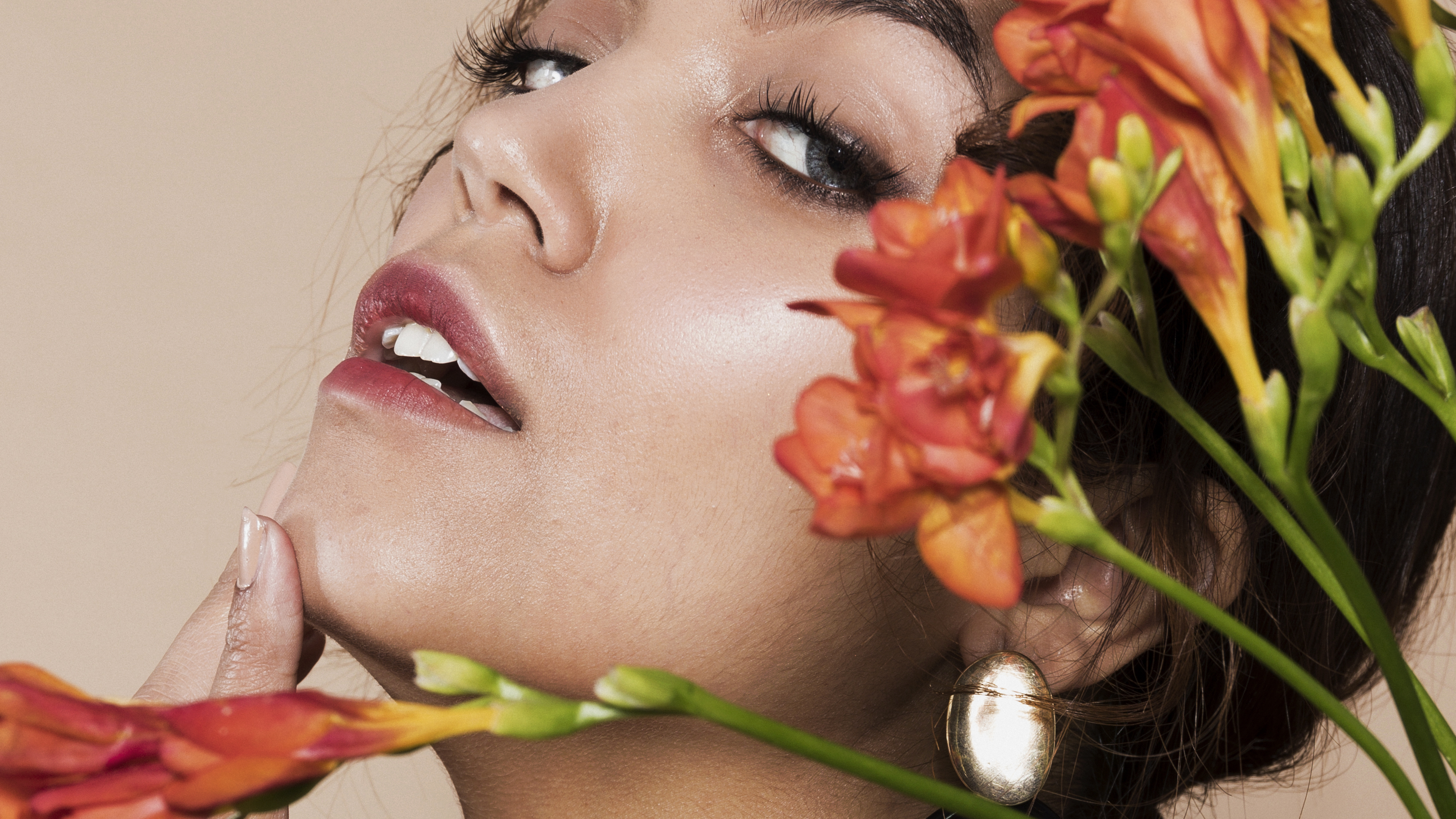 Discover the top makeup trends for Spring/Summer 2025—from glossy skin and bold color accents to minimalist elegance. Stay ahead of the curve with fresh, wearable looks inspired by runway shows, fashion weeks, and pro artist insights for the upcoming season.